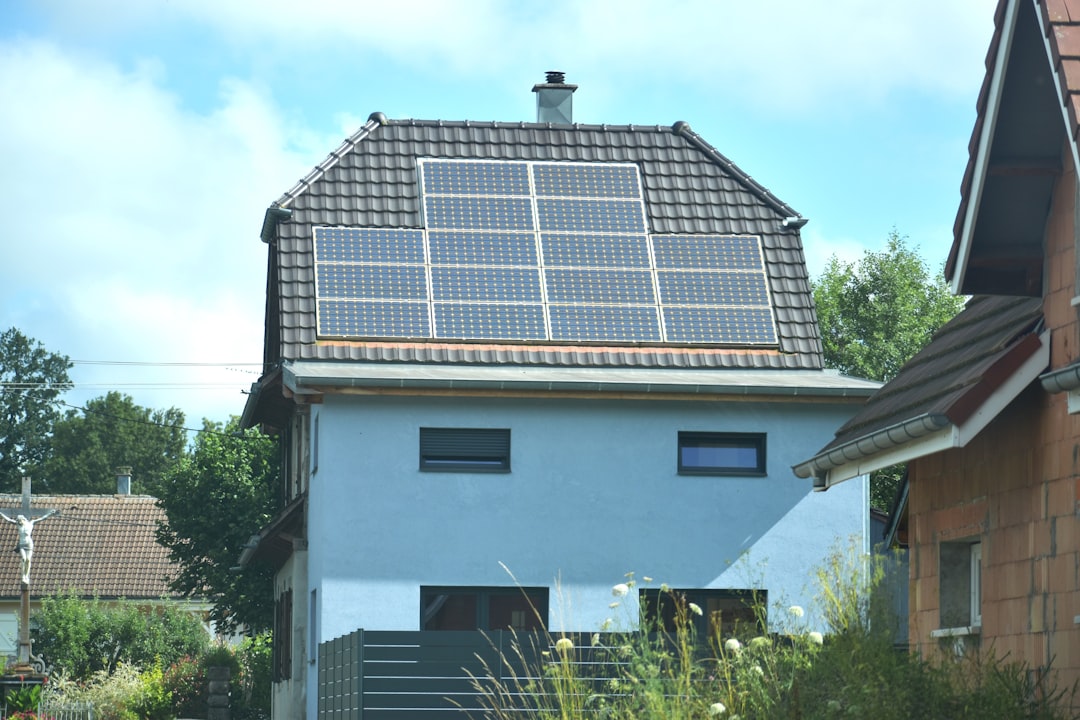  residential home microgrid system with solar panels and battery storage